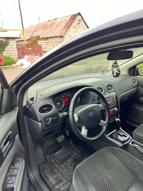 Продам ford focus 2 ghia переходной рестайлинг двигатель 2.0 бензин кпп: автомат год выпуска: 2007 цвет: темно-серый ! автомобиль в очень хорошем состоянии, двигатель масло не ест, не дымит, коробка работает отлично. по ходовой вопросов нет едет мягко, без стуков и прочего, кузов в хорошем состоянии днище и пороги целые! богатая комплектация ghia с двух зоннным климатом, обогревом лобового, сидений, зеркал, esp(курсовая устойчивость) abs, бортовик, эл. зеркала, птф, 4 стеклоподьемника, сигнализация, дисковые тормоза вкруг! кондиционер холодит❄️ задние парктроники, имееться трещина на лобовом снизу, все стекла родные по документам порядок без штрафов и запретов! комплект хорошей зимней резины в комплекте! торг есть цена: 545000 📍мариуполь 📞+79496463727 - фотография - 8