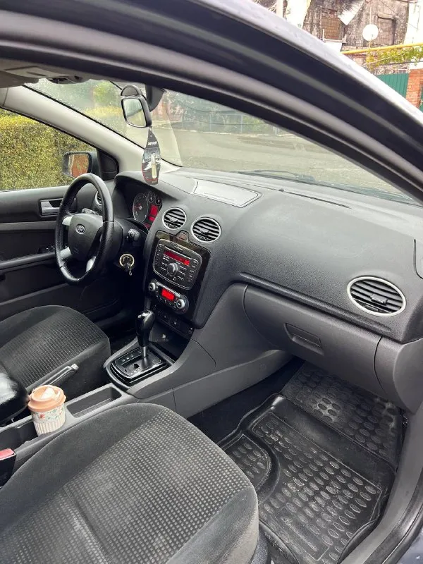 Продам ford focus 2 ghia переходной рестайлинг двигатель 2.0 бензин кпп: автомат год выпуска: 2007 цвет: темно-серый ! автомобиль в очень хорошем состоянии, двигатель масло не ест, не дымит, коробка работает отлично. по ходовой вопросов нет едет мягко, без стуков и прочего, кузов в хорошем состоянии днище и пороги целые! богатая комплектация ghia с двух зоннным климатом, обогревом лобового, сидений, зеркал, esp(курсовая устойчивость) abs, бортовик, эл. зеркала, птф, 4 стеклоподьемника, сигнализация, дисковые тормоза вкруг! кондиционер холодит❄️ задние парктроники, имееться трещина на лобовом снизу, все стекла родные по документам порядок без штрафов и запретов! комплект хорошей зимней резины в комплекте! торг есть цена: 545000 📍мариуполь 📞+79496463727 - фотография - 9