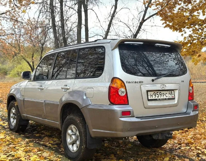 Hyundai terracan, 2.5 л, турбодизель. рамный 7-и местный внедорожник с межосевой блокировкой, пониженной передачей, системой полного привода “est“ (самая удачная из серии) тнвд механический, не прихотлив к дизтопливу, никакой лишней электроники (прост и надёжен) лифтованный, клиренс и размеры внушительны. двигатель обслужен, всё сухое, работает ровно. автомат переключает без пинков и пробуксовок. рама целая, номер читается. стоит автозапуск с турботаймером, хорошая акустика с сенсорным дисплеем, есть кондиционер (работает) 4 эл. сп, обогрев зеркал и зоны дворников, датчик света, датчик дождя, навигационная система и прочие. стоимость : 730.000 руб. обмены не интересны. территориально смотреть в макеевке (р-н ‘3/5’) контакты : +7(949)4531233 📲 tg: @blackynsaid 📞 звоните: +7(949)4531233 - фотография - 2