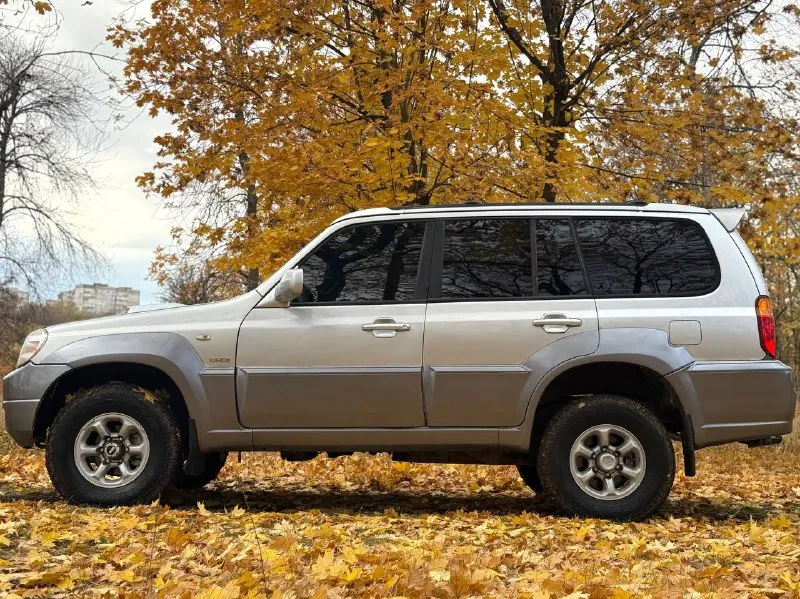 Hyundai terracan, 2.5 л, турбодизель. рамный 7-и местный внедорожник с межосевой блокировкой, пониженной передачей, системой полного привода “est“ (самая удачная из серии) тнвд механический, не прихотлив к дизтопливу, никакой лишней электроники (прост и надёжен) лифтованный, клиренс и размеры внушительны. двигатель обслужен, всё сухое, работает ровно. автомат переключает без пинков и пробуксовок. рама целая, номер читается. стоит автозапуск с турботаймером, хорошая акустика с сенсорным дисплеем, есть кондиционер (работает) 4 эл. сп, обогрев зеркал и зоны дворников, датчик света, датчик дождя, навигационная система и прочие. стоимость : 730.000 руб. обмены не интересны. территориально смотреть в макеевке (р-н ‘3/5’) контакты : +7(949)4531233 📲 tg: @blackynsaid 📞 звоните: +7(949)4531233 - фотография - 3
