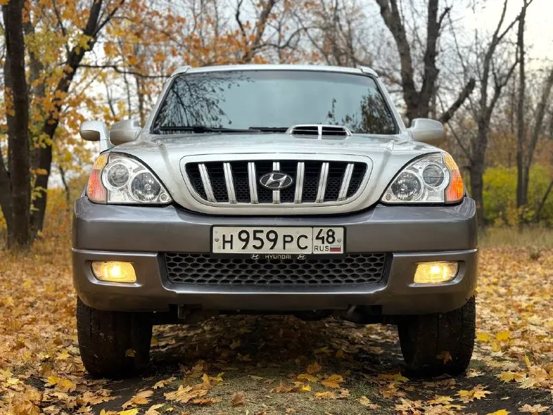 Hyundai terracan, 2.5 л, турбодизель. рамный 7-и местный внедорожник с межосевой блокировкой, пониженной передачей, системой полного привода “est“ (самая удачная из серии) тнвд механический, не прихотлив к дизтопливу, никакой лишней электроники (прост и надёжен) лифтованный, клиренс и размеры внушительны. двигатель обслужен, всё сухое, работает ровно. автомат переключает без пинков и пробуксовок. рама целая, номер читается. стоит автозапуск с турботаймером, хорошая акустика с сенсорным дисплеем, есть кондиционер (работает) 4 эл. сп, обогрев зеркал и зоны дворников, датчик света, датчик дождя, навигационная система и прочие. стоимость : 730.000 руб. обмены не интересны. территориально смотреть в макеевке (р-н ‘3/5’) контакты : +7(949)4531233 📲 tg: @blackynsaid 📞 звоните: +7(949)4531233 - фотография - 4