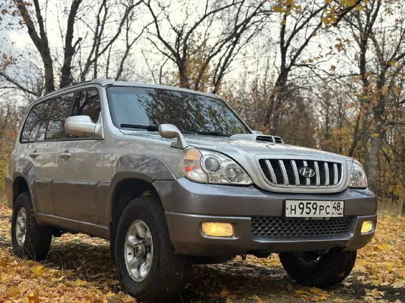 Hyundai terracan, 2.5 л, турбодизель. рамный 7-и местный внедорожник с межосевой блокировкой, пониженной передачей, системой полного привода “est“ (самая удачная из серии) тнвд механический, не прихотлив к дизтопливу, никакой лишней электроники (прост и надёжен) лифтованный, клиренс и размеры внушительны. двигатель обслужен, всё сухое, работает ровно. автомат переключает без пинков и пробуксовок. рама целая, номер читается. стоит автозапуск с турботаймером, хорошая акустика с сенсорным дисплеем, есть кондиционер (работает) 4 эл. сп, обогрев зеркал и зоны дворников, датчик света, датчик дождя, навигационная система и прочие. стоимость : 730.000 руб. обмены не интересны. территориально смотреть в макеевке (р-н ‘3/5’) контакты : +7(949)4531233 📲 tg: @blackynsaid 📞 звоните: +7(949)4531233 - фотография - 5