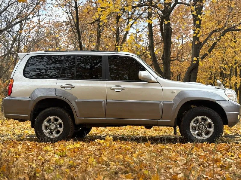 Hyundai terracan, 2.5 л, турбодизель. рамный 7-и местный внедорожник с межосевой блокировкой, пониженной передачей, системой полного привода “est“ (самая удачная из серии) тнвд механический, не прихотлив к дизтопливу, никакой лишней электроники (прост и надёжен) лифтованный, клиренс и размеры внушительны. двигатель обслужен, всё сухое, работает ровно. автомат переключает без пинков и пробуксовок. рама целая, номер читается. стоит автозапуск с турботаймером, хорошая акустика с сенсорным дисплеем, есть кондиционер (работает) 4 эл. сп, обогрев зеркал и зоны дворников, датчик света, датчик дождя, навигационная система и прочие. стоимость : 730.000 руб. обмены не интересны. территориально смотреть в макеевке (р-н ‘3/5’) контакты : +7(949)4531233 📲 tg: @blackynsaid 📞 звоните: +7(949)4531233 - фотография - 7