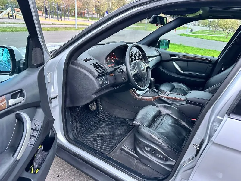 Bmw x5 3.0 gas a/t 2003 авто в прекрасном состоянии максимальной комплектации и без единого окраса. оригинал shadow line, черный потолок, память сидений, люк. очень брутальный и комфортный автомобиль. коробка работает как часы. все функции по авто исправны. на газу. по трассе 300₽ на 100 км. х5 будете довольны так очень мало таких осталось. подробности по пробег 270 000 км цена 980 000₽ тел. +7 (949) 573-62-32 сергей 📞 звоните: +7(949)5736232 - фотография - 5