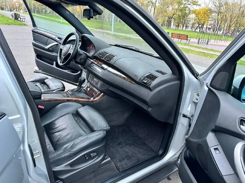 Bmw x5 3.0 gas a/t 2003 авто в прекрасном состоянии максимальной комплектации и без единого окраса. оригинал shadow line, черный потолок, память сидений, люк. очень брутальный и комфортный автомобиль. коробка работает как часы. все функции по авто исправны. на газу. по трассе 300₽ на 100 км. х5 будете довольны так очень мало таких осталось. подробности по пробег 270 000 км цена 980 000₽ тел. +7 (949) 573-62-32 сергей 📞 звоните: +7(949)5736232 - фотография - 6