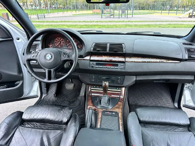 Bmw x5 3.0 gas a/t 2003 авто в прекрасном состоянии максимальной комплектации и без единого окраса. оригинал shadow line, черный потолок, память сидений, люк. очень брутальный и комфортный автомобиль. коробка работает как часы. все функции по авто исправны. на газу. по трассе 300₽ на 100 км. х5 будете довольны так очень мало таких осталось. подробности по пробег 270 000 км цена 980 000₽ тел. +7 (949) 573-62-32 сергей 📞 звоните: +7(949)5736232 - фотография - 7