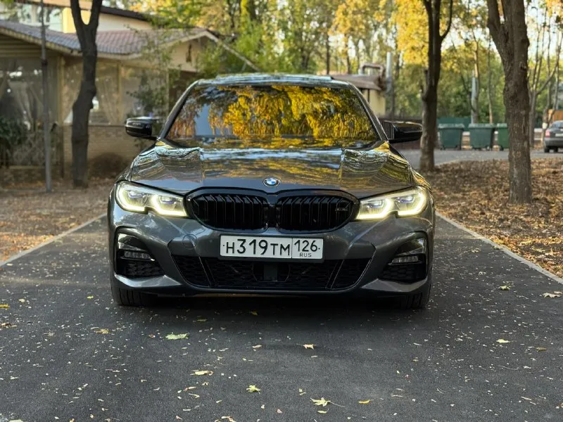 Bmw g20 330i xdrive 258 🐎на полном приводе без ошибок с трассовым пробегом 179к и хорошей комплектацией. б48 чувствует себя отлично, отлично тянет, масло не кушает вообще, замена каждые 7.000 км, была в одной семье, каждый день 100 километров по трассе. обслуживалась все время в профильном сервисе bmw. устранена болячка с жалюзями и блоками зеркал, мало кто за это пишет, стоят новые оригинальные блоки третьей ревизии. из последнего установлена новая оригинальная помпа. есть все чеки и заказ наряды. любые проверки на ваших сервисах. из крашенных элементов только капот и передние крылья. по комплектация есть все, кроме проекции. трех зонный климат контроль, дистроник, комфорт сидения с памятью, люк, подогревы сидений, большой монитор с кар плэй, лазерная оптика и многое другое. любые проверки и вопросы г. донецк цена2,7 🍋 +79494348921 📞 звоните: +7(949)4348921 - фотография - 2