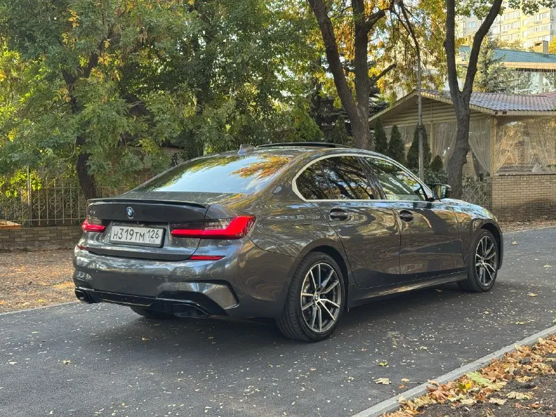 Bmw g20 330i xdrive 258 🐎на полном приводе без ошибок с трассовым пробегом 179к и хорошей комплектацией. б48 чувствует себя отлично, отлично тянет, масло не кушает вообще, замена каждые 7.000 км, была в одной семье, каждый день 100 километров по трассе. обслуживалась все время в профильном сервисе bmw. устранена болячка с жалюзями и блоками зеркал, мало кто за это пишет, стоят новые оригинальные блоки третьей ревизии. из последнего установлена новая оригинальная помпа. есть все чеки и заказ наряды. любые проверки на ваших сервисах. из крашенных элементов только капот и передние крылья. по комплектация есть все, кроме проекции. трех зонный климат контроль, дистроник, комфорт сидения с памятью, люк, подогревы сидений, большой монитор с кар плэй, лазерная оптика и многое другое. любые проверки и вопросы г. донецк цена2,7 🍋 +79494348921 📞 звоните: +7(949)4348921 - фотография - 4