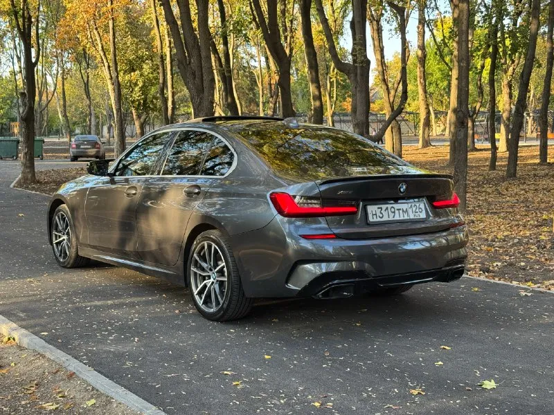 Bmw g20 330i xdrive 258 🐎на полном приводе без ошибок с трассовым пробегом 179к и хорошей комплектацией. б48 чувствует себя отлично, отлично тянет, масло не кушает вообще, замена каждые 7.000 км, была в одной семье, каждый день 100 километров по трассе. обслуживалась все время в профильном сервисе bmw. устранена болячка с жалюзями и блоками зеркал, мало кто за это пишет, стоят новые оригинальные блоки третьей ревизии. из последнего установлена новая оригинальная помпа. есть все чеки и заказ наряды. любые проверки на ваших сервисах. из крашенных элементов только капот и передние крылья. по комплектация есть все, кроме проекции. трех зонный климат контроль, дистроник, комфорт сидения с памятью, люк, подогревы сидений, большой монитор с кар плэй, лазерная оптика и многое другое. любые проверки и вопросы г. донецк цена2,7 🍋 +79494348921 📞 звоните: +7(949)4348921 - фотография - 6