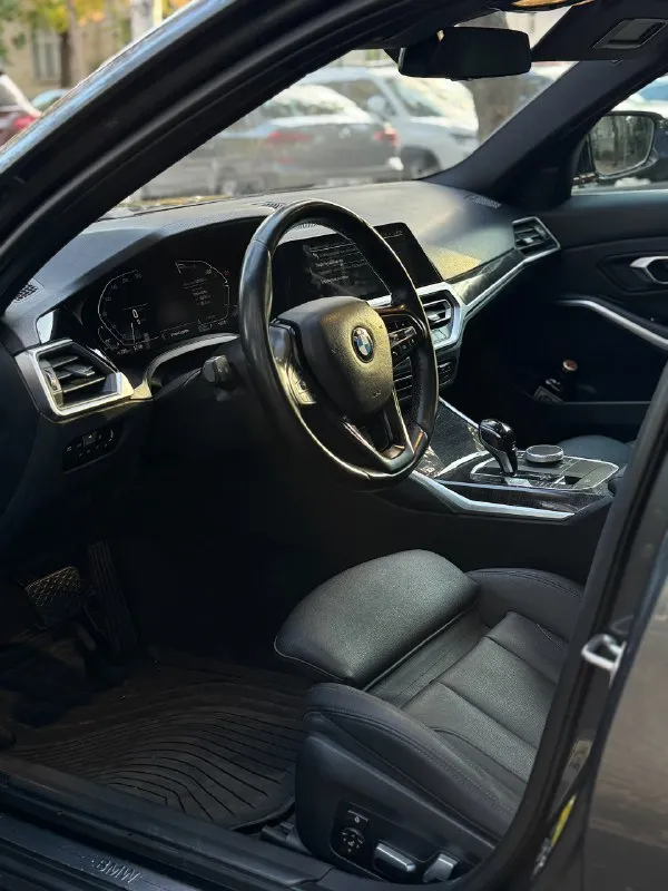 Bmw g20 330i xdrive 258 🐎на полном приводе без ошибок с трассовым пробегом 179к и хорошей комплектацией. б48 чувствует себя отлично, отлично тянет, масло не кушает вообще, замена каждые 7.000 км, была в одной семье, каждый день 100 километров по трассе. обслуживалась все время в профильном сервисе bmw. устранена болячка с жалюзями и блоками зеркал, мало кто за это пишет, стоят новые оригинальные блоки третьей ревизии. из последнего установлена новая оригинальная помпа. есть все чеки и заказ наряды. любые проверки на ваших сервисах. из крашенных элементов только капот и передние крылья. по комплектация есть все, кроме проекции. трех зонный климат контроль, дистроник, комфорт сидения с памятью, люк, подогревы сидений, большой монитор с кар плэй, лазерная оптика и многое другое. любые проверки и вопросы г. донецк цена2,7 🍋 +79494348921 📞 звоните: +7(949)4348921 - фотография - 8