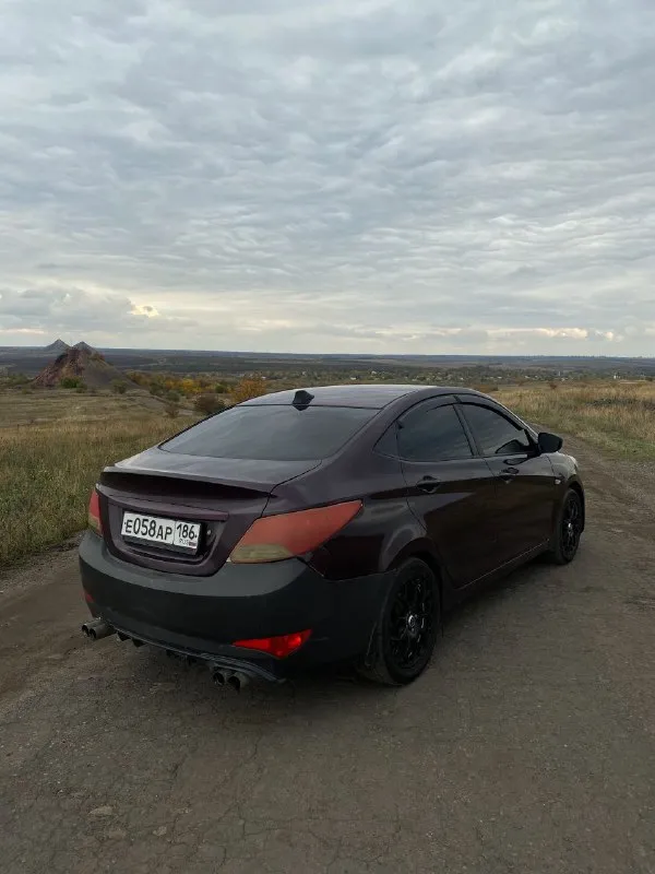 Hyundai solaris, 1.6 atm 2013 год, можно сказать 2014, дата выпуска 25.12.2014 пробег 204.000 идеальная автотека 3 владельца в хорошем техническом состоянии. мотор работает отлично. коробка в хорошем состоянии, не пинает, не буксует. стоят два мафана, один процессорный в бардачке, второй в штатном месте, хорошие динамики, саб в багажнике с двумя усилками. стекла в круг завод. по кузову, нужно подпаять бампера, выставить зазоры, и покрасить, рыжья гнили нет, кое где полез лак. вся машина в шумовиброизоляции. сделано раздвоение выхлопа. стоят 16 красивые диски, 4 колесо есть нужна резина цена 650.000₽ торг забронировать /купить 📞+79493685097 - фотография - 2