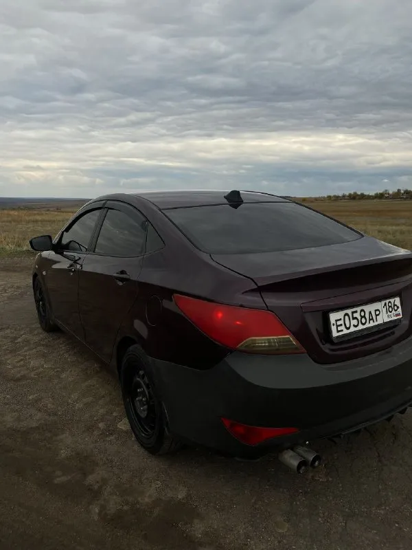 Hyundai solaris, 1.6 atm 2013 год, можно сказать 2014, дата выпуска 25.12.2014 пробег 204.000 идеальная автотека 3 владельца в хорошем техническом состоянии. мотор работает отлично. коробка в хорошем состоянии, не пинает, не буксует. стоят два мафана, один процессорный в бардачке, второй в штатном месте, хорошие динамики, саб в багажнике с двумя усилками. стекла в круг завод. по кузову, нужно подпаять бампера, выставить зазоры, и покрасить, рыжья гнили нет, кое где полез лак. вся машина в шумовиброизоляции. сделано раздвоение выхлопа. стоят 16 красивые диски, 4 колесо есть нужна резина цена 650.000₽ торг забронировать /купить 📞+79493685097 - фотография - 3