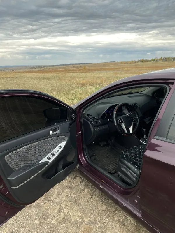 Hyundai solaris, 1.6 atm 2013 год, можно сказать 2014, дата выпуска 25.12.2014 пробег 204.000 идеальная автотека 3 владельца в хорошем техническом состоянии. мотор работает отлично. коробка в хорошем состоянии, не пинает, не буксует. стоят два мафана, один процессорный в бардачке, второй в штатном месте, хорошие динамики, саб в багажнике с двумя усилками. стекла в круг завод. по кузову, нужно подпаять бампера, выставить зазоры, и покрасить, рыжья гнили нет, кое где полез лак. вся машина в шумовиброизоляции. сделано раздвоение выхлопа. стоят 16 красивые диски, 4 колесо есть нужна резина цена 650.000₽ торг забронировать /купить 📞+79493685097 - фотография - 5