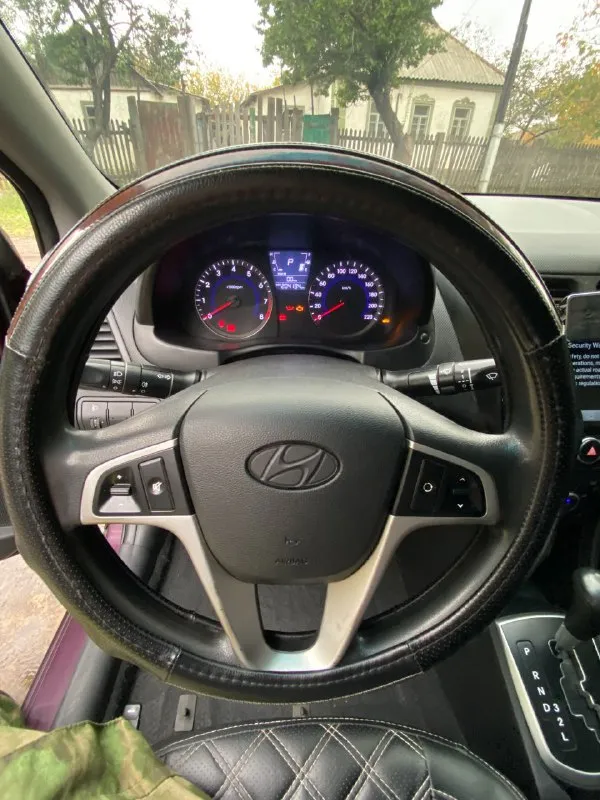 Hyundai solaris, 1.6 atm 2013 год, можно сказать 2014, дата выпуска 25.12.2014 пробег 204.000 идеальная автотека 3 владельца в хорошем техническом состоянии. мотор работает отлично. коробка в хорошем состоянии, не пинает, не буксует. стоят два мафана, один процессорный в бардачке, второй в штатном месте, хорошие динамики, саб в багажнике с двумя усилками. стекла в круг завод. по кузову, нужно подпаять бампера, выставить зазоры, и покрасить, рыжья гнили нет, кое где полез лак. вся машина в шумовиброизоляции. сделано раздвоение выхлопа. стоят 16 красивые диски, 4 колесо есть нужна резина цена 650.000₽ торг забронировать /купить 📞+79493685097 - фотография - 7