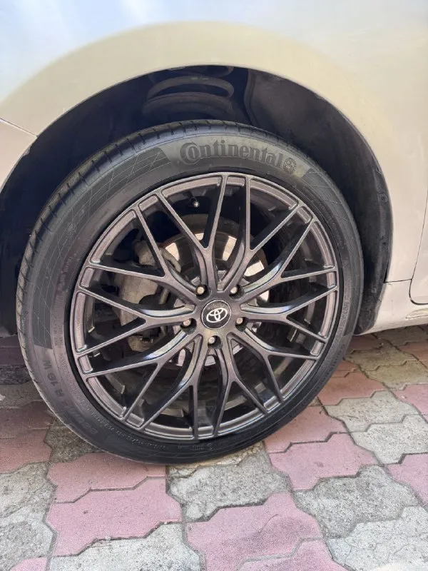 Продам toyota camry 50, 2013 год, объем 2.5 л. 181 л. с. пробег 255.000 км. чистый европеец, делал хорошую шумоизоляцию, новые тормозные диски, датчик дождя, новые задние стойки, стоит хорошая led - оптика, 3 ключа, двигатель работает отлично, ходовая обслуженна, диски r19, резина стоит continental, есть зимняя резина, на дисках r16, машина находиться в мариуполе, продажа из за покупки нового автомобиля, обмен не интересует, цена 1🍋520 р. , торг у капота, все вопросы по телефону +79497048102 - фотография - 10