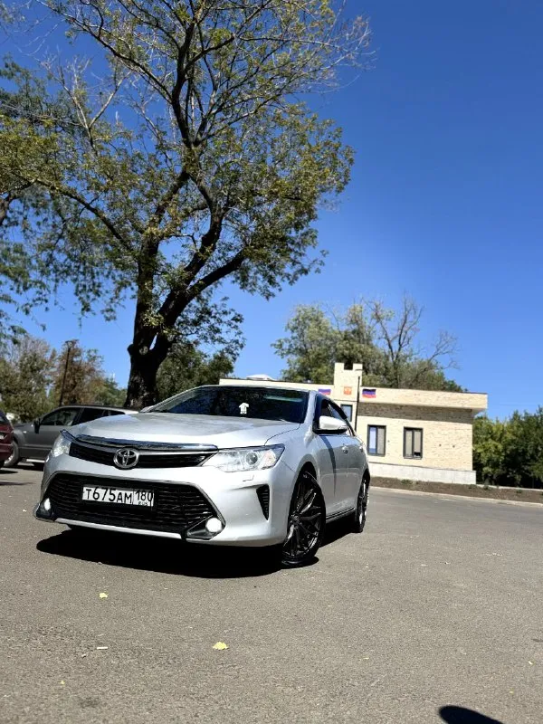 Продам toyota camry 50, 2013 год, объем 2.5 л. 181 л. с. пробег 255.000 км. чистый европеец, делал хорошую шумоизоляцию, новые тормозные диски, датчик дождя, новые задние стойки, стоит хорошая led - оптика, 3 ключа, двигатель работает отлично, ходовая обслуженна, диски r19, резина стоит continental, есть зимняя резина, на дисках r16, машина находиться в мариуполе, продажа из за покупки нового автомобиля, обмен не интересует, цена 1🍋520 р. , торг у капота, все вопросы по телефону +79497048102 - фотография - 2