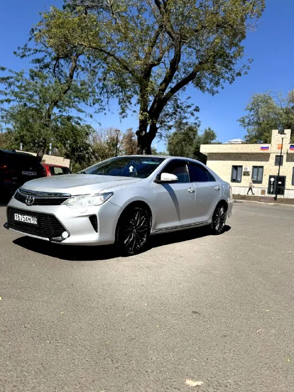 Продам toyota camry 50, 2013 год, объем 2.5 л. 181 л. с. пробег 255.000 км. чистый европеец, делал хорошую шумоизоляцию, новые тормозные диски, датчик дождя, новые задние стойки, стоит хорошая led - оптика, 3 ключа, двигатель работает отлично, ходовая обслуженна, диски r19, резина стоит continental, есть зимняя резина, на дисках r16, машина находиться в мариуполе, продажа из за покупки нового автомобиля, обмен не интересует, цена 1🍋520 р. , торг у капота, все вопросы по телефону +79497048102 - фотография - 3