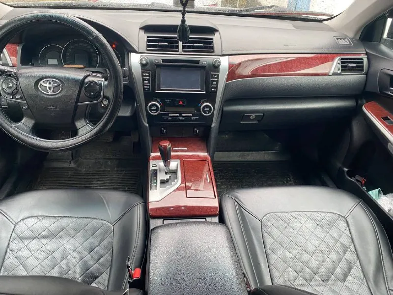 Продам toyota camry 50, 2013 год, объем 2.5 л. 181 л. с. пробег 255.000 км. чистый европеец, делал хорошую шумоизоляцию, новые тормозные диски, датчик дождя, новые задние стойки, стоит хорошая led - оптика, 3 ключа, двигатель работает отлично, ходовая обслуженна, диски r19, резина стоит continental, есть зимняя резина, на дисках r16, машина находиться в мариуполе, продажа из за покупки нового автомобиля, обмен не интересует, цена 1🍋520 р. , торг у капота, все вопросы по телефону +79497048102 - фотография - 7