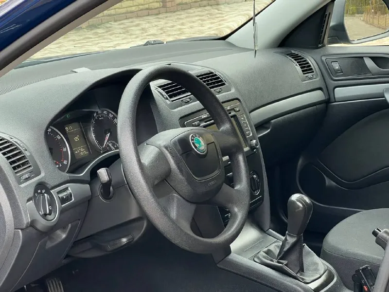 Продам skoda октавия а5 рестайлинг 2010 года в идеальном состоянии не крашена 177 тыс. км родной пробег без гнили и дыр полностью обслужена мотор 1.6 mpi не дымит не троит работает отлично кпп без нареканий ходовая отлично два ключа новый аккумулятор авто-тека зелёная авто без дтп остальные вопросы по телефону+79494660885 +79498056656 реальному покупателю хороший торг цена 875 тыс. 📞 звоните: +7(949)4660885 - фотография - 7