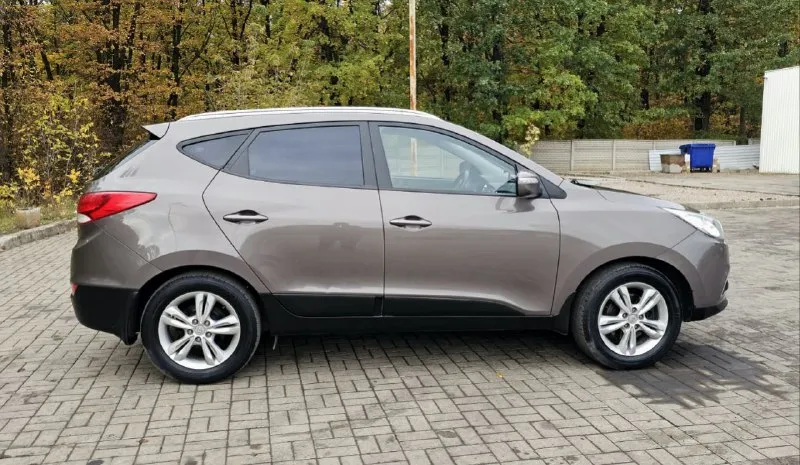 🚗🅰️🅰️🅰️ 🚘хендай ix 35 ⚙️двигатель: 2.0л ⛽️вид топлива бензин 📦кпп: автомат 🗺️пробег:200.000км ⚙️привод: полный 📅год выпуска: 2013 💴цена: 1м180тр автомобиль в хорошем состоянии не бита не крашена 100% вложений не требует объем двигателя 2.0 богатая комплектация -кожаный слон -камера задниговида вида •усилитель руля • кондиционер •4 эл стеклоподъёмника •подогревы сидений •мультимедиа usb aux • безопасность (airbag) abs esp •эл регулировка зеркал 📞 🇷🇺 звоните: +79494660985 +79498307562 📍•город макеевка - фотография - 1