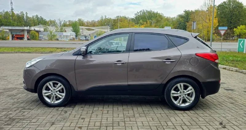 🚗🅰️🅰️🅰️ 🚘хендай ix 35 ⚙️двигатель: 2.0л ⛽️вид топлива бензин 📦кпп: автомат 🗺️пробег:200.000км ⚙️привод: полный 📅год выпуска: 2013 💴цена: 1м180тр автомобиль в хорошем состоянии не бита не крашена 100% вложений не требует объем двигателя 2.0 богатая комплектация -кожаный слон -камера задниговида вида •усилитель руля • кондиционер •4 эл стеклоподъёмника •подогревы сидений •мультимедиа usb aux • безопасность (airbag) abs esp •эл регулировка зеркал 📞 🇷🇺 звоните: +79494660985 +79498307562 📍•город макеевка - фотография - 2
