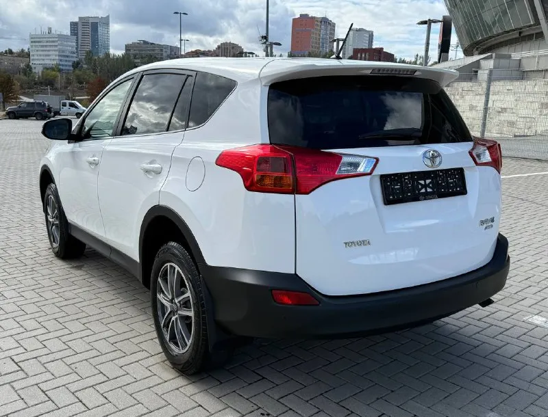Продам toyota rav4 2.0 бензин год выпуска 2013 состояние идеальное. без вмятин царапин и рыжиков сервисные книги. сигнализация pandora парктроники камера заднего хода вложений не требует! любое оформление! я втарой хозяин! салон не затертый не порваный авто полностью обслужена до мелочей полный привод работает! работает ровно. коробка переключает идеально климат контроль работает все жидкости заменены! стекла все родные каждая кнопка работает) цена 1.630₽ +7-949-794-46-27 остольные вопросы по телефону звоните в любое время. 📲 tg: евгений 📞 звоните: +7(949)7944627 - фотография - 5
