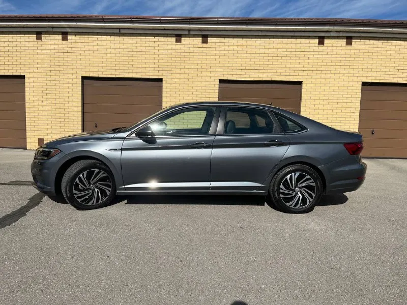 Volkswagen jetta mk7 в комплектации sel, 11/2021 автомобиль год во владении, полностью обслужен и ухожен, кузов в керамике, то каждые 7 тысяч, состояние машины очень хорошее по всем интересующим вопросам отвечу в смс или по телефону торг у капота цена 2.1кк +79885773500 📞 звоните: +7(988)5773500 - фотография - 3