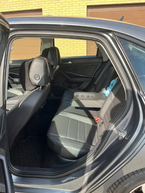 Volkswagen jetta mk7 в комплектации sel, 11/2021 автомобиль год во владении, полностью обслужен и ухожен, кузов в керамике, то каждые 7 тысяч, состояние машины очень хорошее по всем интересующим вопросам отвечу в смс или по телефону торг у капота цена 2.1кк +79885773500 📞 звоните: +7(988)5773500 - фотография - 7