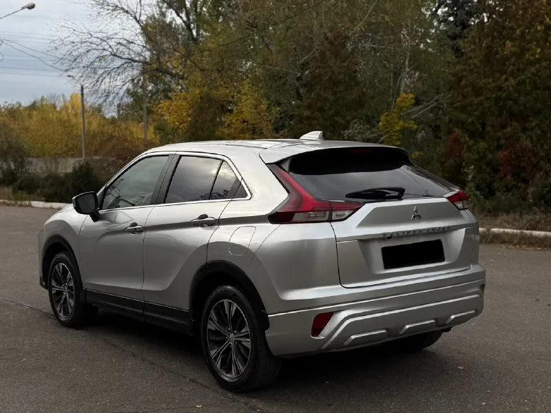 В продаже японская сборка mitsubishi eclipse cross цвет: серый металлик год выпуска: 2021/12 месяц (рестайлинг) : 1.5 бензин привод: подключаемый полный пробег: 66.000км предмаксимальная комплектация: se/sel состояние абсолютно нового автомобиля. стекла все родные, безопасность вся родная. любые проверки на сто только приветствуются. без пробега по рф! есть все для комфортной езды: -все ассистенты помощи вождение -двух зонный климат-контроль -подогрев сидений -салон из алькантары -слепые зоны -камера заднего вида -full led оптика -apple carplay, android auto -датчик света / дождя / давление в шинах -электроскладывание зеркал -диски r18 -autohold и многое другое. . машина находится в макеевке. вы будете первым владельцем машины в рф. полностью расстоможена и готова к постановке на учет. весь пакет документов входит в стоимость автомобиля!! остальные вопросы по телефону или в сообщение 📞+79493090162 (tg, whatsapp) 📞+79490020515 (tg) 2.275.000р 🎁 📞 звоните: +7(949)3090162 - фотография - 5