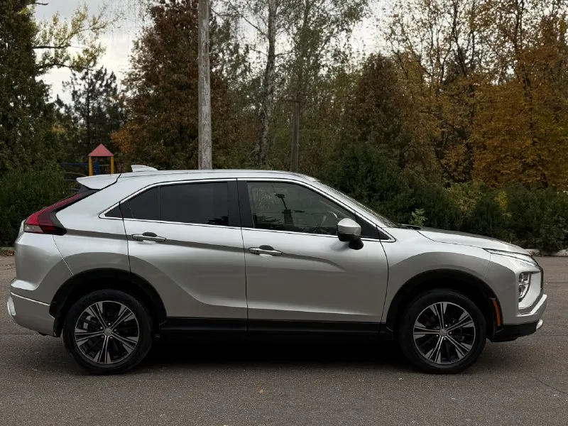 В продаже японская сборка mitsubishi eclipse cross цвет: серый металлик год выпуска: 2021/12 месяц (рестайлинг) : 1.5 бензин привод: подключаемый полный пробег: 66.000км предмаксимальная комплектация: se/sel состояние абсолютно нового автомобиля. стекла все родные, безопасность вся родная. любые проверки на сто только приветствуются. без пробега по рф! есть все для комфортной езды: -все ассистенты помощи вождение -двух зонный климат-контроль -подогрев сидений -салон из алькантары -слепые зоны -камера заднего вида -full led оптика -apple carplay, android auto -датчик света / дождя / давление в шинах -электроскладывание зеркал -диски r18 -autohold и многое другое. . машина находится в макеевке. вы будете первым владельцем машины в рф. полностью расстоможена и готова к постановке на учет. весь пакет документов входит в стоимость автомобиля!! остальные вопросы по телефону или в сообщение 📞+79493090162 (tg, whatsapp) 📞+79490020515 (tg) 2.275.000р 🎁 📞 звоните: +7(949)3090162 - фотография - 8