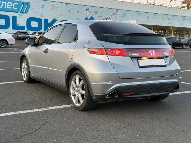 Продаю honda civic 2008 2.2d пробег 118000 2.2 турбодизель на механике!🔥 пригнана из франции максимальная комплектация для европейского рынка, на российский рынок такие не поставлялись панорама кожаный салон климат контроль мультируль эл. стеклоподъемники шикарная музыка экран с навигацией, которую можно перепрошить под рос карты есть пару не критичных моментов по кузову (все видно на фото) 2 комплекта резины полное переоформление в мрэо звоните, расскажу подробнее про машину и отвечу на все вопросы +79496460741 цена 830 000 торг - фотография - 3