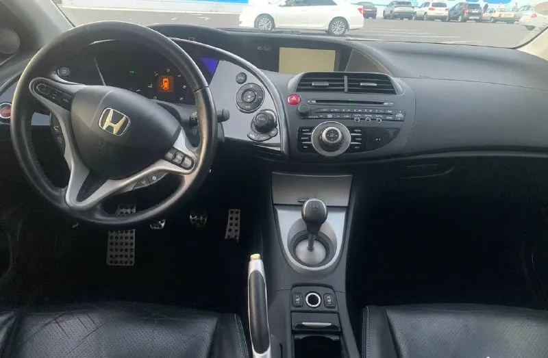 Продаю honda civic 2008 2.2d пробег 118000 2.2 турбодизель на механике!🔥 пригнана из франции максимальная комплектация для европейского рынка, на российский рынок такие не поставлялись панорама кожаный салон климат контроль мультируль эл. стеклоподъемники шикарная музыка экран с навигацией, которую можно перепрошить под рос карты есть пару не критичных моментов по кузову (все видно на фото) 2 комплекта резины полное переоформление в мрэо звоните, расскажу подробнее про машину и отвечу на все вопросы +79496460741 цена 830 000 торг - фотография - 5
