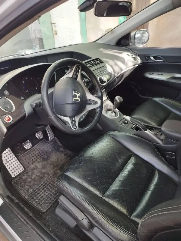 Продаю honda civic 2008 2.2d пробег 118000 2.2 турбодизель на механике!🔥 пригнана из франции максимальная комплектация для европейского рынка, на российский рынок такие не поставлялись панорама кожаный салон климат контроль мультируль эл. стеклоподъемники шикарная музыка экран с навигацией, которую можно перепрошить под рос карты есть пару не критичных моментов по кузову (все видно на фото) 2 комплекта резины полное переоформление в мрэо звоните, расскажу подробнее про машину и отвечу на все вопросы +79496460741 цена 830 000 торг - фотография - 6