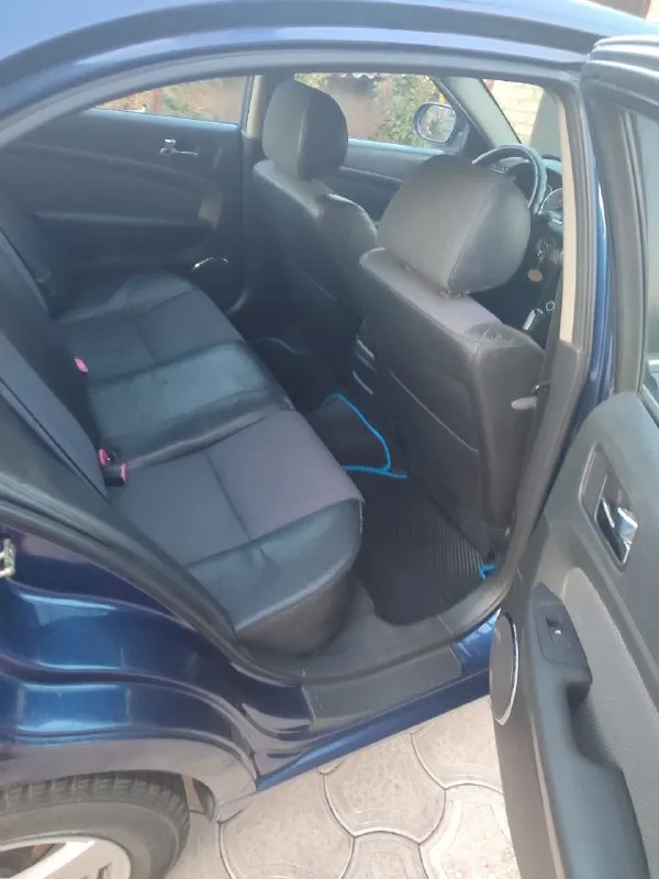 Продам – chevrolet epica пробег : 296.000 тыс. км 2006 год, объём мотора 2.0 /145 л/с. мкпп, ходовка - без нареканий с документами полный порядок, я собственник первый владелец по птс осмотр донецк, буденовский район по машине сделано: рулевая рейка новая оригинал, ходовка передняя и задняя. вложено 100тыс руб колеса на легкосплавах на зимней резине комплектация: кондиционер, авс, есп, подушки безописности 10шт, 4 стеклоподъёмника, газ впитан, магнитола 9дюймов с блютус выход на сим карту навигация, лед свет ближний, диски 16 машина не бита, есть возрастные косяки по кузову. цена 480 тыс, торг. 7949-315-32-12 📞 звоните: +7(949)3153212 - фотография - 7