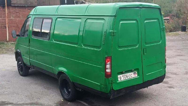 Газель на газу цена 235.000₽ торг связь +79494715705 донецк, центр. машина 2002 года выпуска, на полном ходу, готова к работе, категория б, грузо-пассажир 7 мест, документы постояный днр учет. - 402, прошел полный капремонт в прошлом году, работает отлично, масло не ест, тянет уверено, на газу заводится в любую погоду, новый генератор и стартер, новые свечи, печка жарит хорошо. - коробка 5 передач, переключается легко, без хрустов, сцепление не буксует, редуктор не гудит, рессоры целые, тормоза хорошие, ручник держит. - рама в отличном состоянии, не гнилая, без трещин и повреждений, кузов в достойном состоянии. - салон опрятный, электрика вся работает, замки закрываются, установлен хороший led свет + туманки. 📞 звоните: +7(949)4715705 - фотография - 2