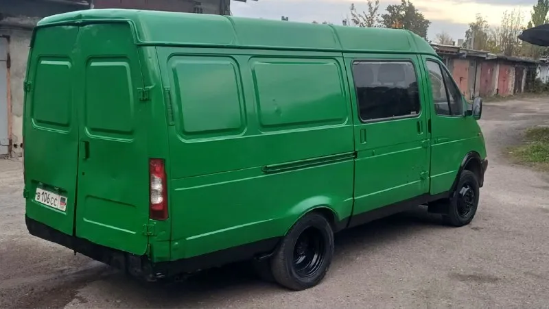 Газель на газу цена 235.000₽ торг связь +79494715705 донецк, центр. машина 2002 года выпуска, на полном ходу, готова к работе, категория б, грузо-пассажир 7 мест, документы постояный днр учет. - 402, прошел полный капремонт в прошлом году, работает отлично, масло не ест, тянет уверено, на газу заводится в любую погоду, новый генератор и стартер, новые свечи, печка жарит хорошо. - коробка 5 передач, переключается легко, без хрустов, сцепление не буксует, редуктор не гудит, рессоры целые, тормоза хорошие, ручник держит. - рама в отличном состоянии, не гнилая, без трещин и повреждений, кузов в достойном состоянии. - салон опрятный, электрика вся работает, замки закрываются, установлен хороший led свет + туманки. 📞 звоните: +7(949)4715705 - фотография - 3