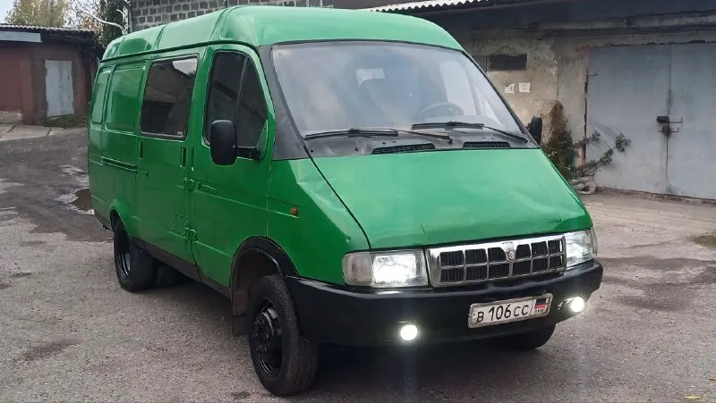 Газель на газу цена 235.000₽ торг связь +79494715705 донецк, центр. машина 2002 года выпуска, на полном ходу, готова к работе, категория б, грузо-пассажир 7 мест, документы постояный днр учет. - 402, прошел полный капремонт в прошлом году, работает отлично, масло не ест, тянет уверено, на газу заводится в любую погоду, новый генератор и стартер, новые свечи, печка жарит хорошо. - коробка 5 передач, переключается легко, без хрустов, сцепление не буксует, редуктор не гудит, рессоры целые, тормоза хорошие, ручник держит. - рама в отличном состоянии, не гнилая, без трещин и повреждений, кузов в достойном состоянии. - салон опрятный, электрика вся работает, замки закрываются, установлен хороший led свет + туманки. 📞 звоните: +7(949)4715705 - фотография - 4