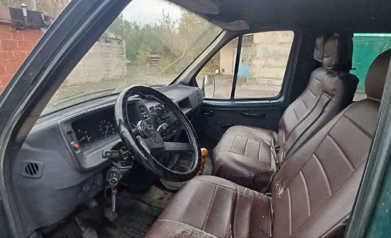 Газель на газу цена 235.000₽ торг связь +79494715705 донецк, центр. машина 2002 года выпуска, на полном ходу, готова к работе, категория б, грузо-пассажир 7 мест, документы постояный днр учет. - 402, прошел полный капремонт в прошлом году, работает отлично, масло не ест, тянет уверено, на газу заводится в любую погоду, новый генератор и стартер, новые свечи, печка жарит хорошо. - коробка 5 передач, переключается легко, без хрустов, сцепление не буксует, редуктор не гудит, рессоры целые, тормоза хорошие, ручник держит. - рама в отличном состоянии, не гнилая, без трещин и повреждений, кузов в достойном состоянии. - салон опрятный, электрика вся работает, замки закрываются, установлен хороший led свет + туманки. 📞 звоните: +7(949)4715705 - фотография - 5