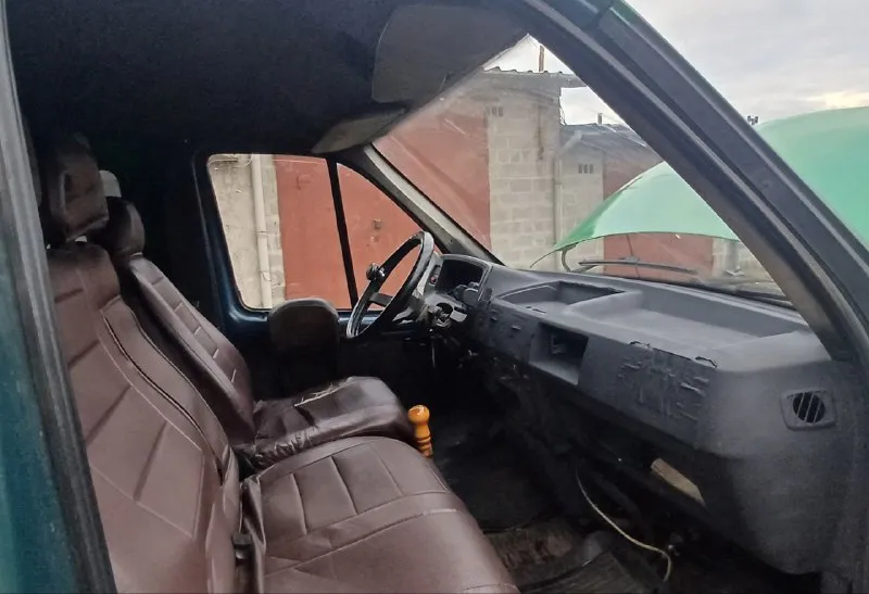 Газель на газу цена 235.000₽ торг связь +79494715705 донецк, центр. машина 2002 года выпуска, на полном ходу, готова к работе, категория б, грузо-пассажир 7 мест, документы постояный днр учет. - 402, прошел полный капремонт в прошлом году, работает отлично, масло не ест, тянет уверено, на газу заводится в любую погоду, новый генератор и стартер, новые свечи, печка жарит хорошо. - коробка 5 передач, переключается легко, без хрустов, сцепление не буксует, редуктор не гудит, рессоры целые, тормоза хорошие, ручник держит. - рама в отличном состоянии, не гнилая, без трещин и повреждений, кузов в достойном состоянии. - салон опрятный, электрика вся работает, замки закрываются, установлен хороший led свет + туманки. 📞 звоните: +7(949)4715705 - фотография - 6