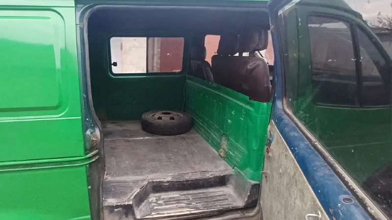 Газель на газу цена 235.000₽ торг связь +79494715705 донецк, центр. машина 2002 года выпуска, на полном ходу, готова к работе, категория б, грузо-пассажир 7 мест, документы постояный днр учет. - 402, прошел полный капремонт в прошлом году, работает отлично, масло не ест, тянет уверено, на газу заводится в любую погоду, новый генератор и стартер, новые свечи, печка жарит хорошо. - коробка 5 передач, переключается легко, без хрустов, сцепление не буксует, редуктор не гудит, рессоры целые, тормоза хорошие, ручник держит. - рама в отличном состоянии, не гнилая, без трещин и повреждений, кузов в достойном состоянии. - салон опрятный, электрика вся работает, замки закрываются, установлен хороший led свет + туманки. 📞 звоните: +7(949)4715705 - фотография - 8
