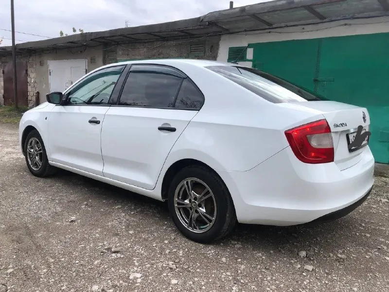 Продам skoda rapid.2015 г. в.двигатель 1.6,5ст мкпп!кузов в отличном состоянии!технически в отличном состоянии(свежее обслуженая ходовая часть)ухоженный салон, кондиционер(рабочий), неплохая музыка!стекла все родные(включая лобовое), стоит газ евро 4(вписан в птс), дно в отличном состоянии!хорошая летняя резина!пробег 218 тысяч км, в серьезных дтп не участвовала!документы в полном порядке! остальные вопросы по телефону осмотр макеевка +79493633561 цена 700000 небольшой торг - фотография - 3