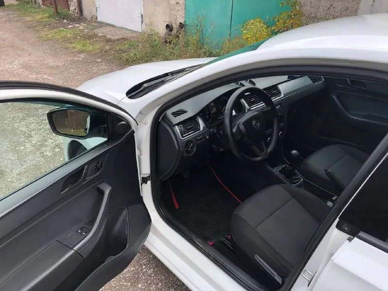 Продам skoda rapid.2015 г. в.двигатель 1.6,5ст мкпп!кузов в отличном состоянии!технически в отличном состоянии(свежее обслуженая ходовая часть)ухоженный салон, кондиционер(рабочий), неплохая музыка!стекла все родные(включая лобовое), стоит газ евро 4(вписан в птс), дно в отличном состоянии!хорошая летняя резина!пробег 218 тысяч км, в серьезных дтп не участвовала!документы в полном порядке! остальные вопросы по телефону осмотр макеевка +79493633561 цена 700000 небольшой торг - фотография - 4