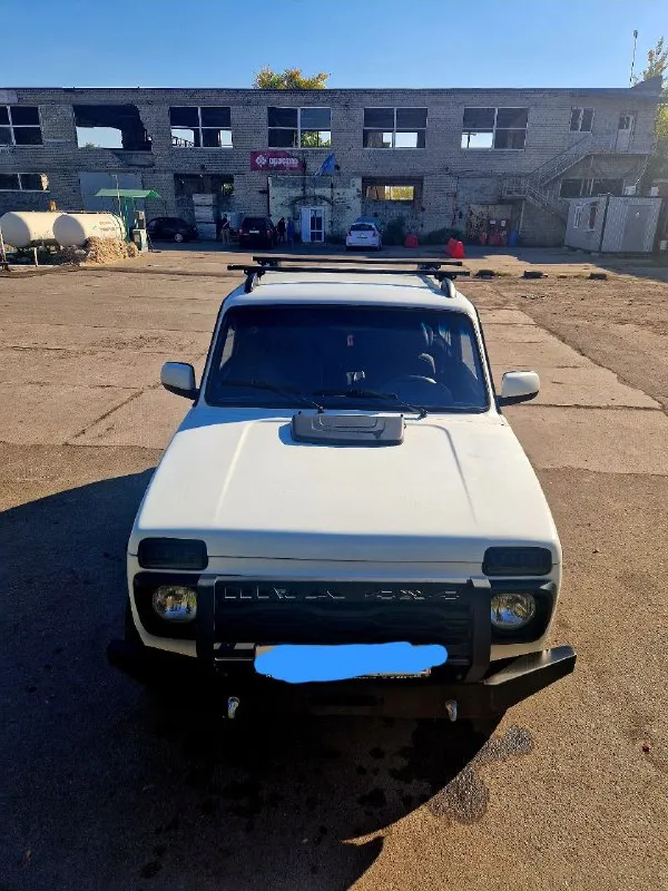 Продам ниву 212140 4×4 2011 год. отличное техническое состояние. инжектор в белом рапторе 500 т. р +... - фотография