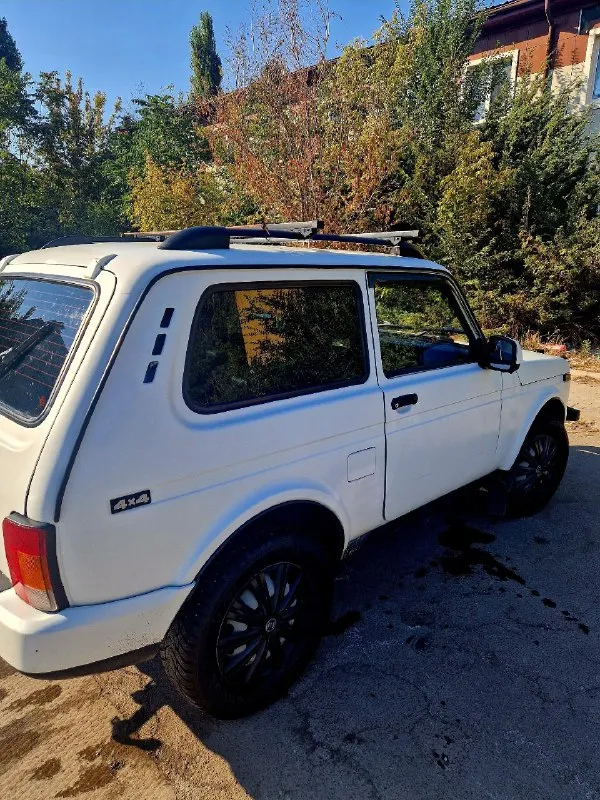 Продам ниву 212140 4×4 2011 год. отличное техническое состояние. инжектор в белом рапторе 500 т. р +79495685510 - фотография - 2