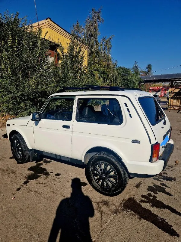 Продам ниву 212140 4×4 2011 год. отличное техническое состояние. инжектор в белом рапторе 500 т. р +79495685510 - фотография - 3