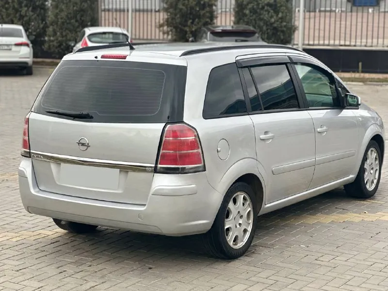 Opel zafira b / opel зафира б объем 1.8 бензин кпп механика пробег 258.000 родной! подтвержденный автотекой автомобиль в отличном техническом состоянии кузов в родной краске ( за исключением пары деталий, косметика) авто без гнили и ржавчины! по двигателю и коробке нареканий нет, все работает исправно. авто без вложений! климат контроль датчик дождя датчик света обогрев передних сидений мульти руль электропривод зеркал обогрев зеркал / заднего стекла сигнализация дополнительные вопросы по телефону г. донецк +79081853560 whatsapp +79595584327 феникс 730.000 торг у капота 📞 звоните: +7(959)5584327 - фотография - 5