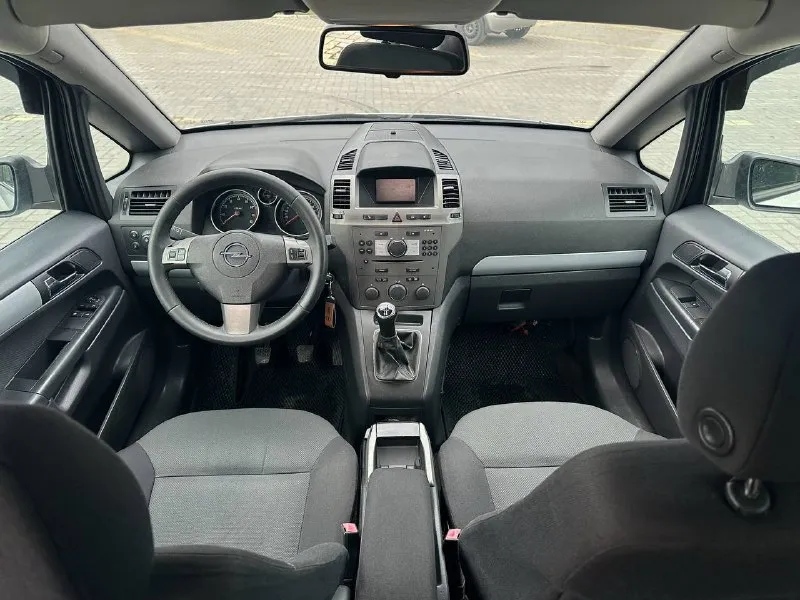 Opel zafira b / opel зафира б объем 1.8 бензин кпп механика пробег 258.000 родной! подтвержденный автотекой автомобиль в отличном техническом состоянии кузов в родной краске ( за исключением пары деталий, косметика) авто без гнили и ржавчины! по двигателю и коробке нареканий нет, все работает исправно. авто без вложений! климат контроль датчик дождя датчик света обогрев передних сидений мульти руль электропривод зеркал обогрев зеркал / заднего стекла сигнализация дополнительные вопросы по телефону г. донецк +79081853560 whatsapp +79595584327 феникс 730.000 торг у капота 📞 звоните: +7(959)5584327 - фотография - 7