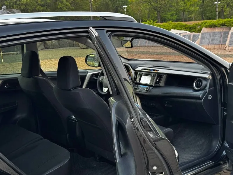 В продаже toyota rav4 2015 года выпуска автомобиль на моторе 2.0 бензин. мотор работает идеально, не троит и не дымит. весь обслужен. коробка передач автомат, переключает плавно без рывков и толчков. ходовая также вся обслужена. полный привод! машина не требует никаких вложений. также установлена новая летняя резина, машина на 18 колесах. комплектация: полный привод, полный электопакет, ксенон, датчики дождя и света, подогревы сидений и зоны дворников, складывание зеркал, климатконтроль, камера заднего вида, задние парктроники, управление на руле, авто затемнение зеркала, помощь при спуске с горы, и т. д. осмотр донецк цена 1.720.000 ₽, возможен торг у авто 📞 звоните: +7(949)6287217 - фотография - 10