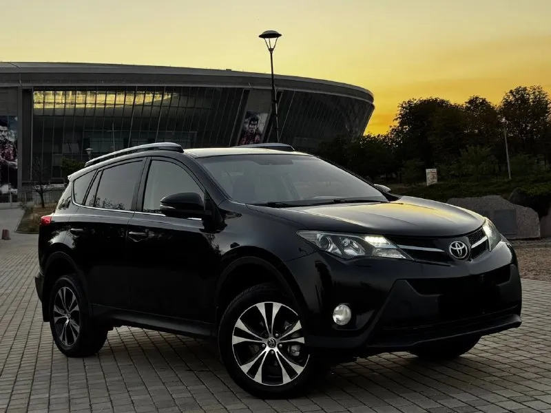 В продаже toyota rav4 2015 года выпуска автомобиль на моторе 2.0 бензин. мотор работает идеально, не троит и не дымит. весь обслужен. коробка передач автомат, переключает плавно без рывков и толчков. ходовая также вся обслужена. полный привод! машина не требует никаких вложений. также установлена новая летняя резина, машина на 18 колесах. комплектация: полный привод, полный электопакет, ксенон, датчики дождя и света, подогревы сидений и зоны дворников, складывание зеркал, климатконтроль, камера заднего вида, задние парктроники, управление на руле, авто затемнение зеркала, помощь при спуске с горы, и т. д. осмотр донецк цена 1.720.000 ₽, возможен торг у авто 📞 звоните: +7(949)6287217 - фотография - 3