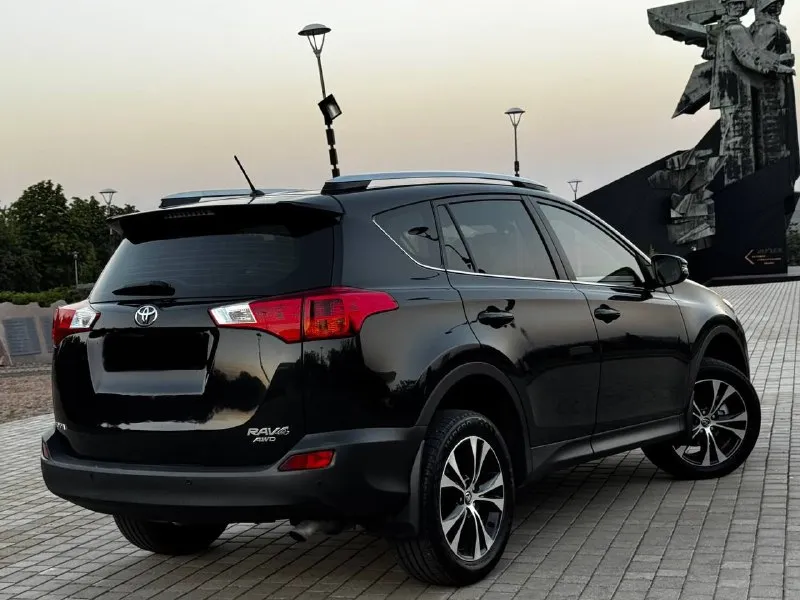 В продаже toyota rav4 2015 года выпуска автомобиль на моторе 2.0 бензин. мотор работает идеально, не троит и не дымит. весь обслужен. коробка передач автомат, переключает плавно без рывков и толчков. ходовая также вся обслужена. полный привод! машина не требует никаких вложений. также установлена новая летняя резина, машина на 18 колесах. комплектация: полный привод, полный электопакет, ксенон, датчики дождя и света, подогревы сидений и зоны дворников, складывание зеркал, климатконтроль, камера заднего вида, задние парктроники, управление на руле, авто затемнение зеркала, помощь при спуске с горы, и т. д. осмотр донецк цена 1.720.000 ₽, возможен торг у авто 📞 звоните: +7(949)6287217 - фотография - 5